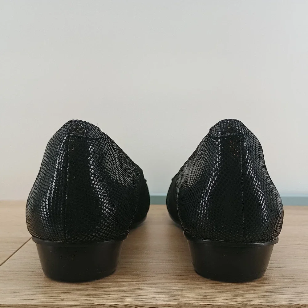 Clarks Women's 9 Black Leather Reptile Pumps Low Block Heel Work Casual Shoes